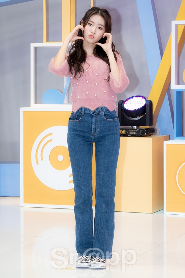 위클리, 청춘 에너지로 라이츠 온! 서머송으로 건강한 매력 발산