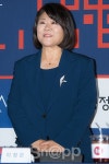 이정은, 단아한 블루 정장 핸드프린팅 왔어요