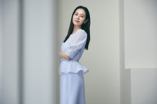 손예진, 드레스로 완성한 로맨틱한 스프링룩 제안