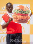 조나단, 알바에서 광고모델로 금의환향!