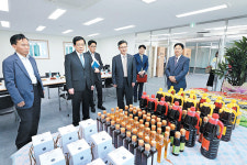 홍용표 장관, 개성공단 입주기업 한식품 방문