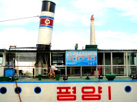 대동강변 유람선…식당, 커피숍, 연회장 등 갖춰