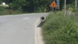 도로 가장자리에 전신주 수십 개 방치