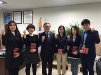 포항시 남구청, 베스트 친절 공무원에 도서 전달