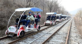 자전거 타고 레일 위 ‘씽씽’