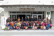 구미 탄소제로교육관, 10만 번째 발자국 ‘쾅’