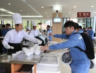 “포스코에 감사”…포항시장 배식원 변신!