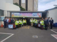 포항시 중앙동행정복지센터  폐지 수거 노인에 리어카 전달