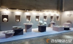 ‘청송백자의 멋’…청주공예비엔날레 장식하다