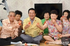 김문오 달성군수 “어르신들 많이 더우시죠?”