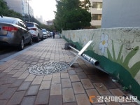 <카메라 고발> 용흥시장 인도 위 교통 표지판 ‘딩굴’…보행자 위협