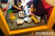 식지않는 열풍 ‘만화카페 벌툰` 인기! 먹방부터 만화책, 오락게임, 보드게임까지...
