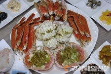 주말여행을 떠나기 좋은 여행지 속초 동명항… 대게 맛집 ‘비치대게직판장’ 인기