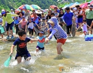 더위가 싹~‘울진 왕피천 피래미 축제’ 가자