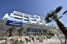 푸른 바다와 맑은 하늘이 어우러진 환상적 루프탑이 있는 오션뷰 통영호스텔 그란데호스텔