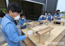 6ㆍ25 참전용사에 감사함 듬뿍…포항제철소 ‘사랑의 원목 밥상’