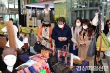 김천시청 로비에서 공예품 전시회 개최