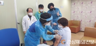 코로나19 예방 첫 접종...울진군의료원요양병원 입소자