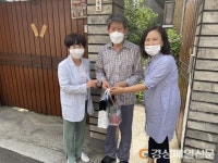 대구 신천4동 지역사회보장협의체, 가정의 달 맞아 어르신들에 꽃화분ㆍ모시내의  전달