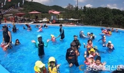 “더위야 가라” … 경주화랑마을 수영장 오픈