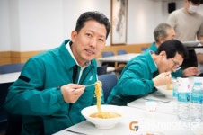 (주)갓본푸드 | 구미공장서 갓 튀겨낸 라면 이색 시식회