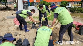 경북교육청, 침수 피해 포항 장기초서 복구 활동