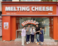 대구 수성구청소년문화의집, 청소년 후원에 동참한 가게 현판 전달