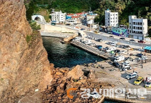 울릉 거북바위 일부 붕괴…4명 중경상