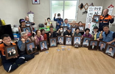 포스코사진봉사단 재능 나눔, 중앙 덕산경로당에 장수액자 전달