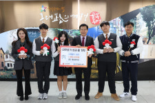 계성중학교 학생 일동, 대구 중구청에 이웃돕기 성금 기탁