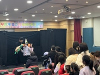 김천시립도서관 ‘야광 인형극 무지개 물고기’ 성료