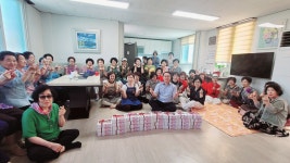 대구 동구 동촌신협 두손모아봉사단, 경로당 어르신 떡 꾸러미 전달
