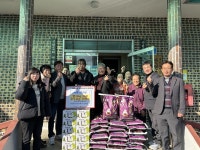 상주 공성면 산현2리 새마을·청년회, 마을경로당 쌀·포도 전달