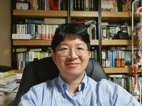 공보의 시절 다양한 서적 읽으며 방통대 경영학, 법학과 졸업했다