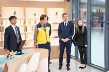 주한 우즈벸 대사, 경산동의한방촌서 한방 체험 경험