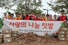 롯데아울렛 광주수완점 텃밭에서 가꾼 고구마로 사랑 나눔