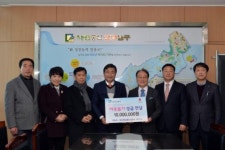 광주포도원교회, 남구에 이웃돕기 성금전달