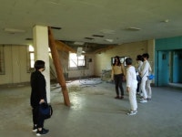 여기는 광주비엔날레2. 옛 국군광주병원 -카데르 아티아 - 낡고 패인 나무기둥에 전달된 80년 광주의 아픔