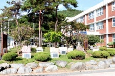 강진여중에 전국 규모 암석원 조성 ‘화제’
