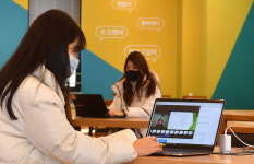 [포토] 비대면 강의 듣는 학생들