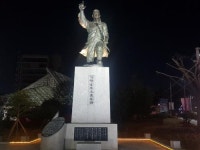 죽봉 김태원 장군상, 죽봉대로 한가운데 우뚝