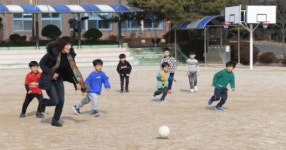 너무 따뜻한 겨울…운동장이 좋아요