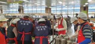 남구의회 의원들, 빛고을 노인건강타운서 배식 봉사