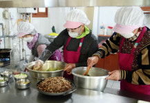 강진군 옴천면, 가정 도시락 배달 훈훈