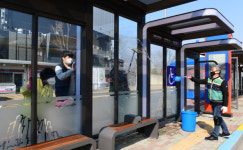 [포토] 봄맞이 도심 버스승강장 환경정화