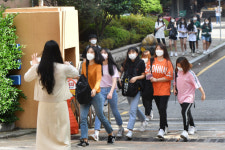 정상 등교하는 유덕중 학생들