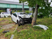 계수사거리서 승용차가 가로수 들이 받아 1명 부상