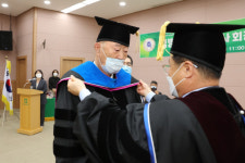 서울 명동 구두수선공 할아버지 명예박사 됐다