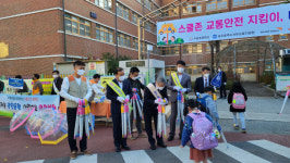 월드비전, 어린이 보행안전 위한 투명우산 나눔