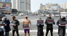 차까지 팔아 버텼는데··· 남구다목적체육관 강사들 한파 속 시위
